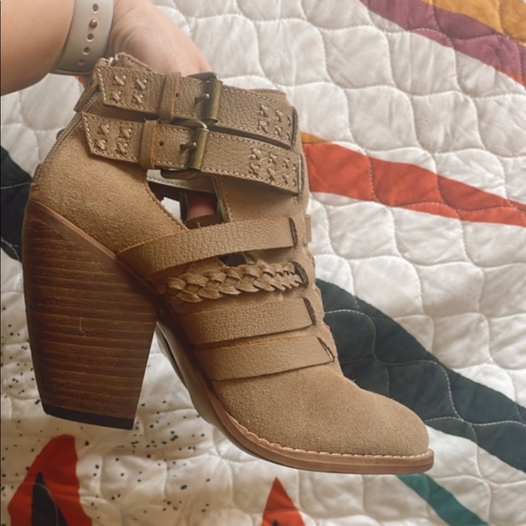 Tan low heels - Picture 2 of 3